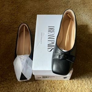 Women’s Brand new Dream Pairs black flats with bow. Never worn